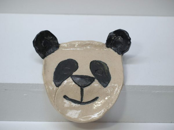 Jabonera con vierteaguas con figura de oso panda