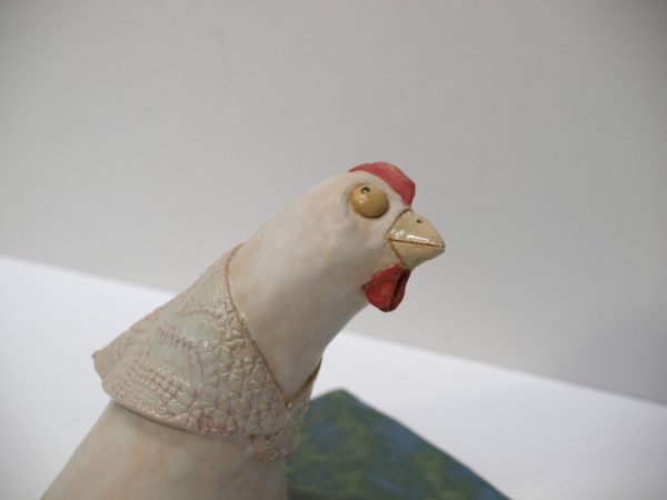 Vaciabolsillos y porta-mascarillas con la figura de una gallina