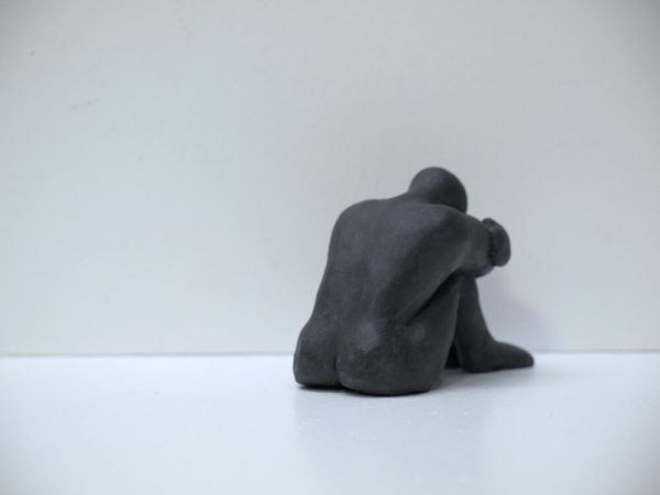 Escultura cerámica masculina en negro satinado