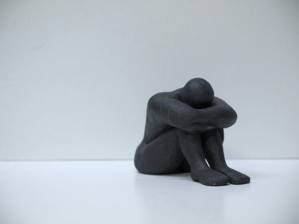 Escultura cerámica masculina en negro satinado
