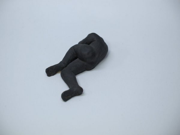 Escultura masculina de cerámica con la figura de un hombre tumbado