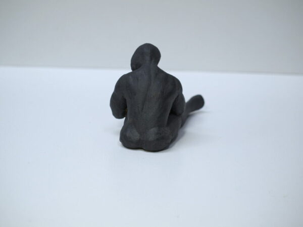 Escultura cerámica de un hombre reflexivo