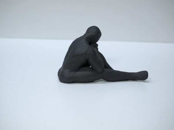 Escultura cerámica de un hombre reflexivo