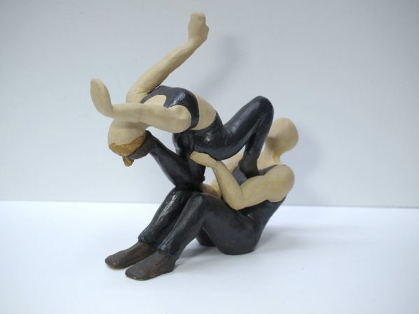 Escultura de una pareja en equilibrio acrobático