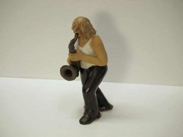 Escultura de cerámica de mujer saxofonista