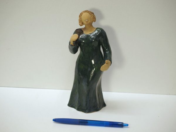 Escultura de cerámica que respresenta a una mujer cantando