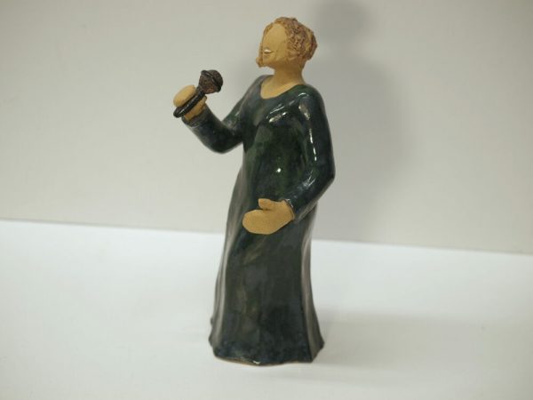 Escultura de cerámica que respresenta a una mujer cantando