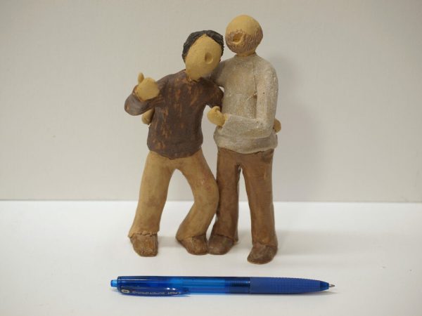 Escultura cerámica de una pareja de amigos cantando