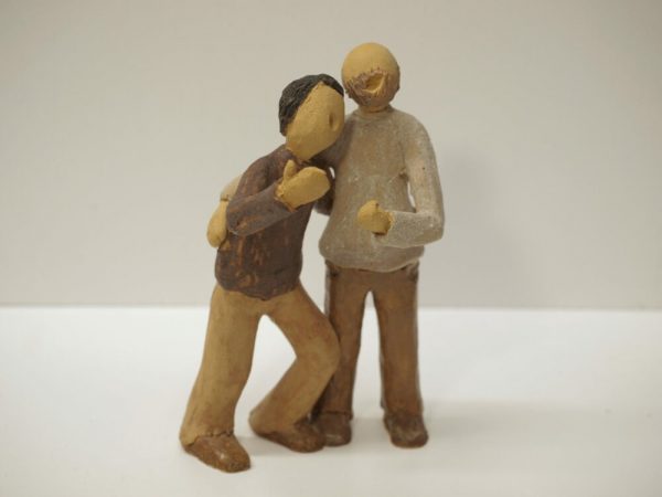 Escultura cerámica de una pareja de amigos cantando