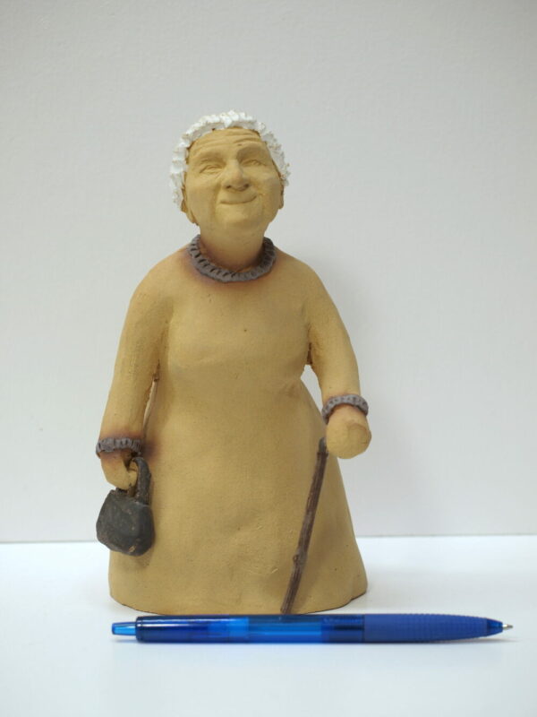 Escultura cerámica con la figura de una abuela