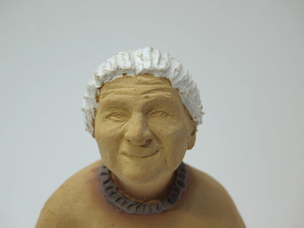 Escultura cerámica con la figura de una abuela