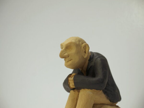 Escultura cerámica con la figura de un abuelo