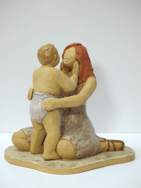 Escultura cerámica de una madre y su bebé