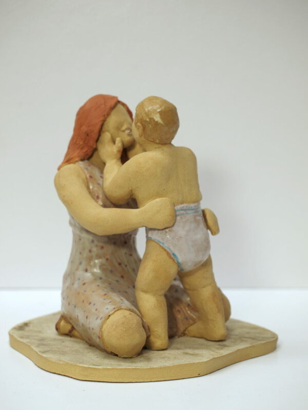 Escultura cerámica de una madre y su bebé