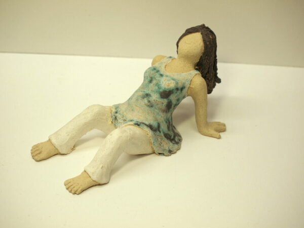 Escultura de cerámica con una mujer embarazada en reposo
