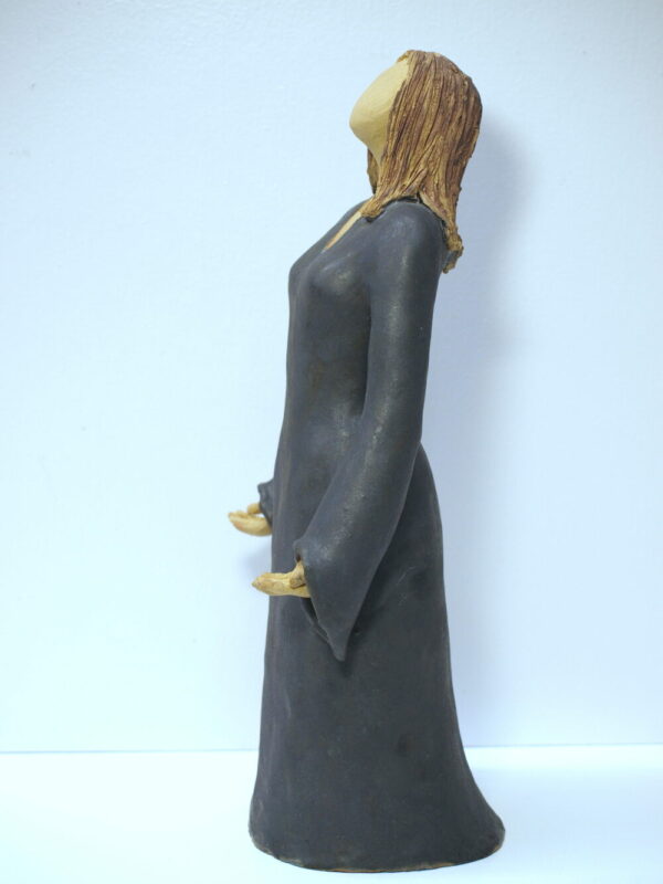 Escultura de cerámica de una mujer en actitud de meditación