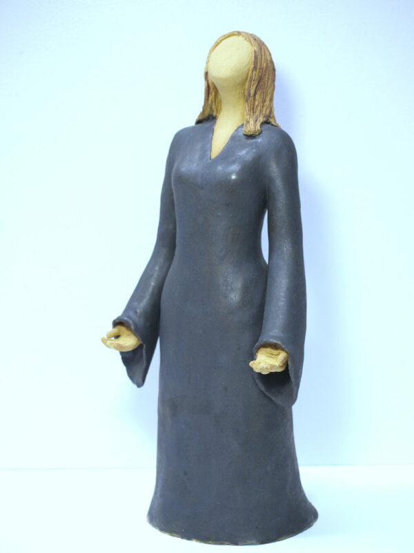 Escultura de cerámica de una mujer en actitud de meditación