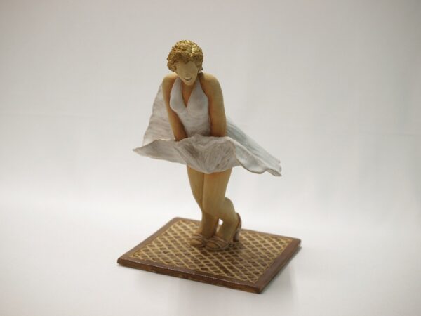 Escultura cerámica de Marilyn Monroe en La Tentación Vive Arriba