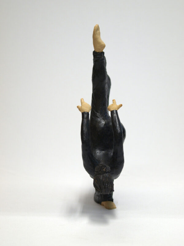 Escultura cerámica de una mujer bailando