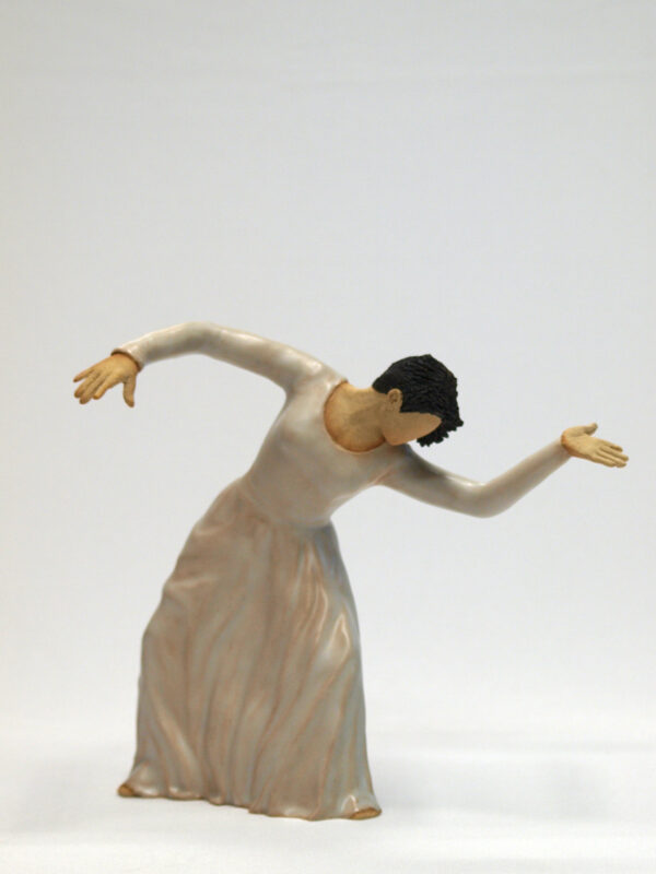 Escultura cerámica de una mujer bailando