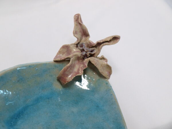 Jabonera con vierteaguas, decorada con una flor