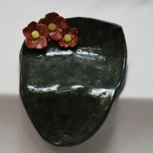 Jabonera con vierteaguas con unas flores