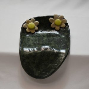 Jabonera con vierteaguas con unas flores
