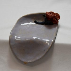 Jabonera con vierteaguas con unas flores
