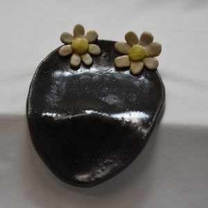 Jabonera con vierteaguas con unas flores