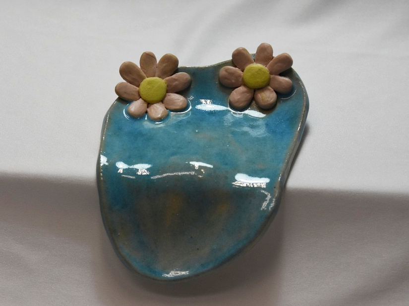Jabonera con vierteaguas con unas flores