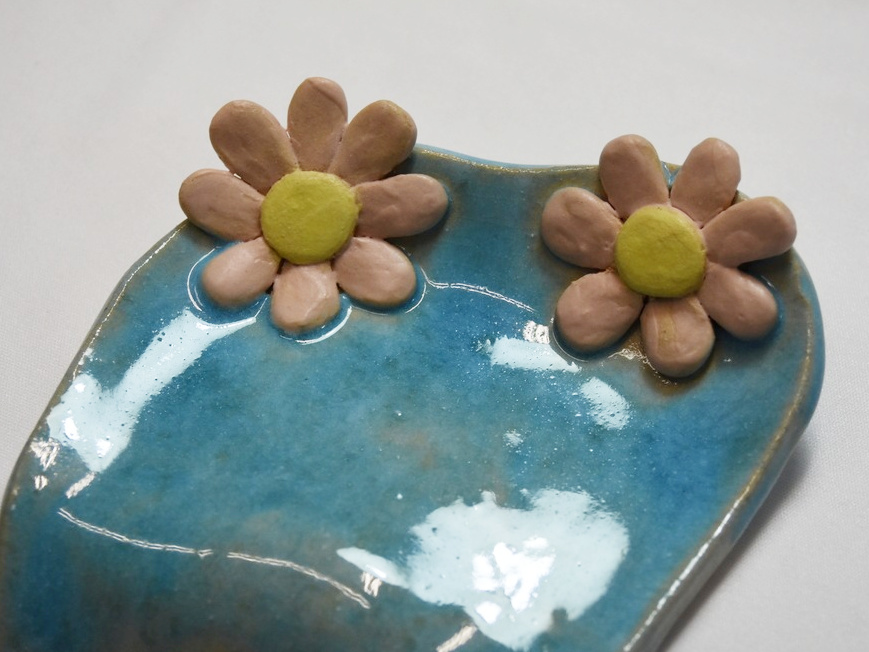 Jabonera con vierteaguas con unas flores