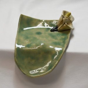 Jabonera con vierteaguas con unas flores